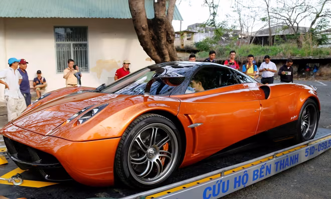 Đại gia Minh "Nhựa" mang "thần gió" Pagani Huayra đi đăng ký biển ảnh 2 Đại gia Minh "Nhựa" mang "thần gió" Pagani Huayra đi đăng ký biển ảnh 2