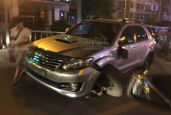 Fortuner "gãy chân" khi đối đầu Escape trên cầu vượt Láng Hạ ảnh 1