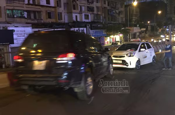 Fortuner "gãy chân" khi đối đầu Escape trên cầu vượt Láng Hạ ảnh 3