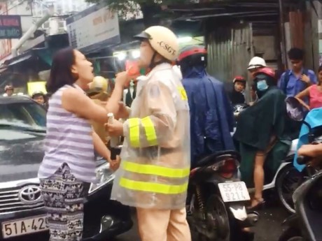 Mời người phụ nữ vi phạm giao thông còn tấn công CSGT lên làm việc ảnh 1 Mời người phụ nữ vi phạm giao thông còn tấn công CSGT lên làm việc ảnh 1