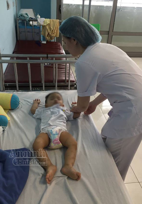 Lộ diện người bỏ rơi bé trai gần 1 tuổi bị bạo hành ảnh 2 Lộ diện người bỏ rơi bé trai gần 1 tuổi bị bạo hành ảnh 2