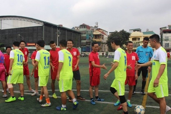 Hai đội bóng bắt tay giao lưu 21769961_1353233251452529_1464859008_n