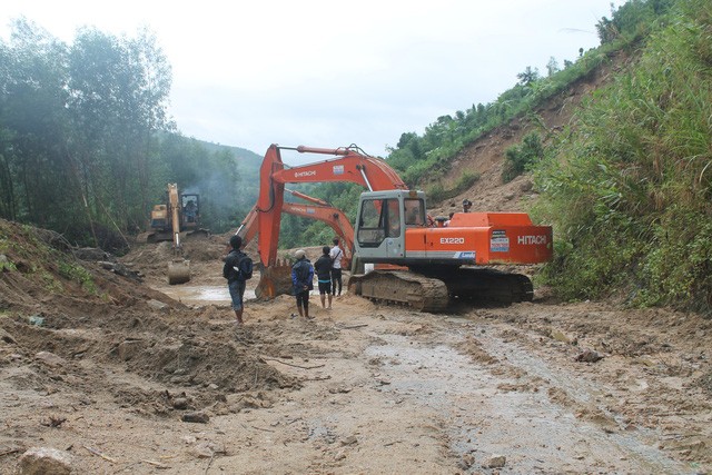 500 hộ dân bị cô lập gần 1 tháng vì sạt lở núi ảnh 4 Nhiều người dân đứng nhìn đoạn đường bị sạt lở, đất đá vùi lấp rồi thở dài quay về