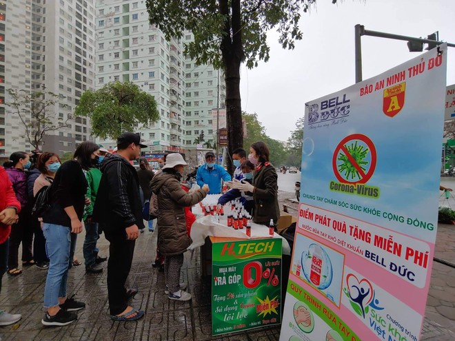 Báo ANTĐ tặng miễn phí 5.000 chai nước rửa tay khô tới người dân Hà Nội ảnh 4 Báo ANTĐ tặng miễn phí 5.000 chai nước rửa tay khô tới người dân Hà Nội ảnh 4