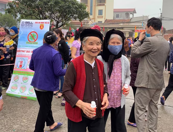 Báo ANTĐ tặng miễn phí 5.000 chai nước rửa tay khô tới người dân Hà Nội ảnh 8 Báo ANTĐ tặng miễn phí 5.000 chai nước rửa tay khô tới người dân Hà Nội ảnh 8