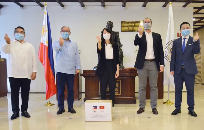 Doanh nhân Johnathan Hạnh Nguyễn tặng 750.000 khẩu trang, 16.500 bộ bảo hộ chống Covid-19 cho Philippines ảnh 1 Doanh nhân Johnathan Hạnh Nguyễn tặng 750.000 khẩu trang, 16.500 bộ bảo hộ chống Covid-19 cho Philippines ảnh 1