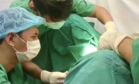 Hai cô gái trẻ nhập viện cấp cứu vì đi làm đẹp vùng kín tại cơ sở thẩm mỹ "chui" ảnh 1 Hai cô gái trẻ nhập viện cấp cứu vì đi làm đẹp vùng kín tại cơ sở thẩm mỹ "chui" ảnh 1