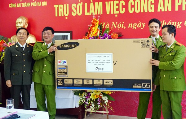 Thượng tướng Đặng Văn Hiếu, Thứ trưởng Thường trực Bộ Công an dự lễ và cắt băng khánh thành trụ sở CAP Tứ Liên ảnh 2 Thượng tướng Đặng Văn Hiếu, Thứ trưởng Thường trực Bộ Công an dự lễ và cắt băng khánh thành trụ sở CAP Tứ Liên ảnh 2