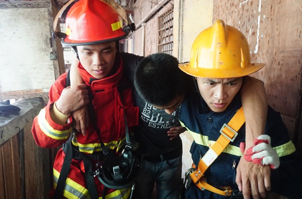Thực hành phương án cứu nạn, chữa cháy nhà gỗ số 11 phố Vọng Hà ảnh 4 Thực hành phương án cứu nạn, chữa cháy nhà gỗ số 11 phố Vọng Hà ảnh 4