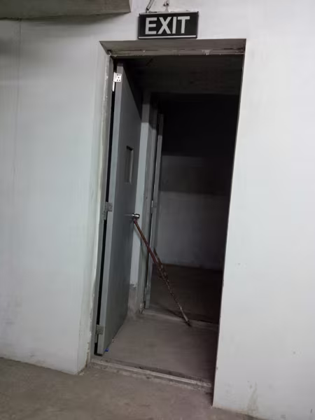 Lối thoát nạn chung cư bị bịt kín, xảy cháy dân chạy đi đâu? ảnh 5