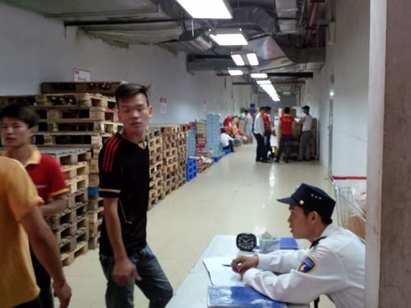 Lối thoát nạn chung cư bị bịt kín, xảy cháy dân chạy đi đâu? ảnh 2