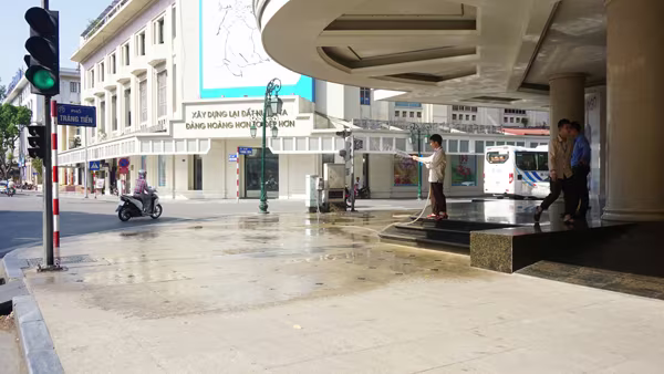 Hà Nội: 5 giờ chiều, “lửa trời” vẫn thiêu đốt đường phố ảnh 5  Hà Nội: 5 giờ chiều, “lửa trời” vẫn thiêu đốt đường phố ảnh 5