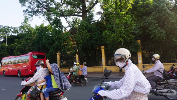 Hà Nội: 5 giờ chiều, “lửa trời” vẫn thiêu đốt đường phố ảnh 1  Hà Nội: 5 giờ chiều, “lửa trời” vẫn thiêu đốt đường phố ảnh 1