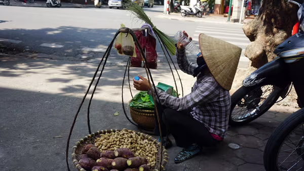 Hà Nội: 5 giờ chiều, “lửa trời” vẫn thiêu đốt đường phố ảnh 6  Hà Nội: 5 giờ chiều, “lửa trời” vẫn thiêu đốt đường phố ảnh 6