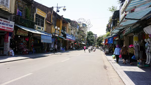 Hà Nội: 5 giờ chiều, “lửa trời” vẫn thiêu đốt đường phố ảnh 4  Hà Nội: 5 giờ chiều, “lửa trời” vẫn thiêu đốt đường phố ảnh 4
