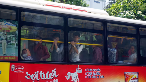 Hà Nội: 5 giờ chiều, “lửa trời” vẫn thiêu đốt đường phố ảnh 8  Hà Nội: 5 giờ chiều, “lửa trời” vẫn thiêu đốt đường phố ảnh 8