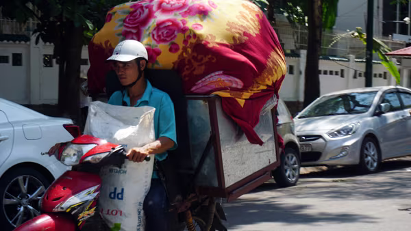 Hà Nội: 5 giờ chiều, “lửa trời” vẫn thiêu đốt đường phố ảnh 10  Hà Nội: 5 giờ chiều, “lửa trời” vẫn thiêu đốt đường phố ảnh 10