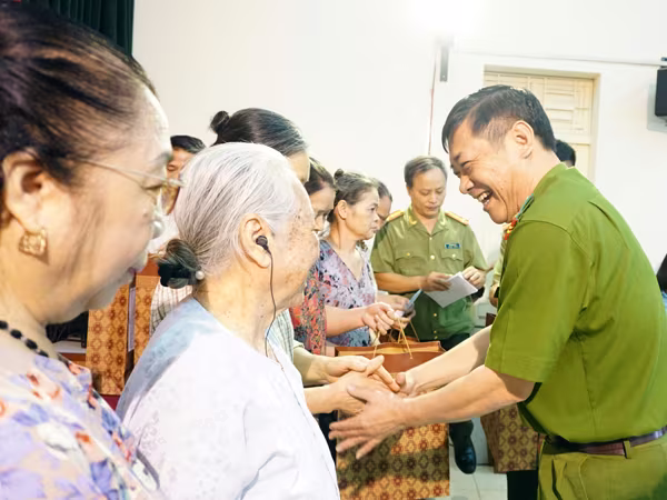 Tặng quà 12 gia đình Công giáo là thương binh, thân nhân liệt sỹ ảnh 1