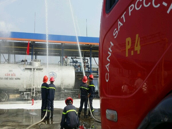 Tập huấn chữa cháy, cứu nạn tại Tổng kho xăng dầu Đức Giang ảnh 1 Tập huấn chữa cháy, cứu nạn tại Tổng kho xăng dầu Đức Giang ảnh 1