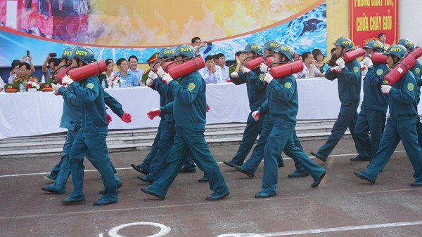Diễu hành hội thao nghiệp vụ chữa cháy, cứu nạn tại quận Tây Hồ ảnh 6 Diễu hành hội thao nghiệp vụ chữa cháy, cứu nạn tại quận Tây Hồ ảnh 6