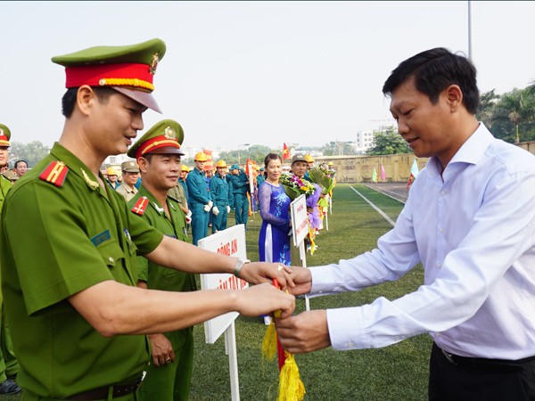 Diễu hành hội thao nghiệp vụ chữa cháy, cứu nạn tại quận Tây Hồ ảnh 3 Diễu hành hội thao nghiệp vụ chữa cháy, cứu nạn tại quận Tây Hồ ảnh 3