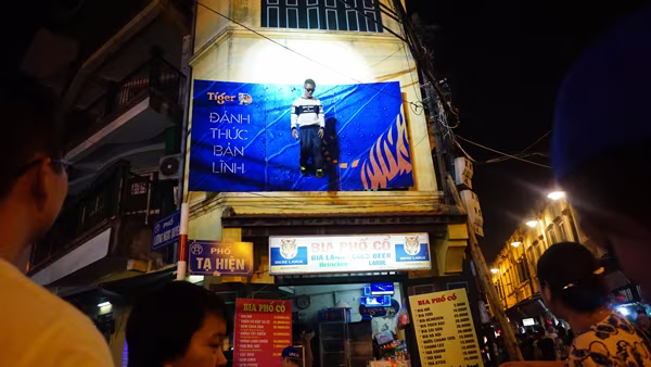 Phố cổ tắc nghẽn… vì xem chàng trai "dính" trên bức tường ảnh 9 Phố cổ tắc nghẽn… vì xem chàng trai "dính" trên bức tường ảnh 9