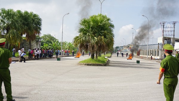 Những người thợ đua tài chống "giặc lửa" ảnh 1 Những người thợ đua tài chống "giặc lửa" ảnh 1