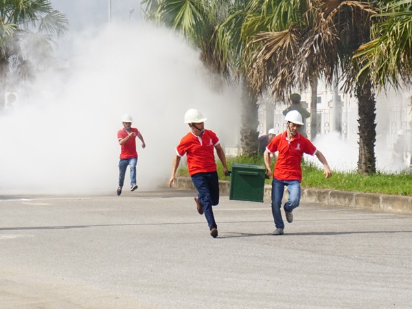 Những người thợ đua tài chống "giặc lửa" ảnh 3 Những người thợ đua tài chống "giặc lửa" ảnh 3