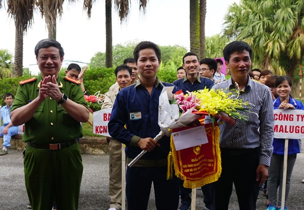 Những người thợ đua tài chống "giặc lửa" ảnh 10 Những người thợ đua tài chống "giặc lửa" ảnh 10