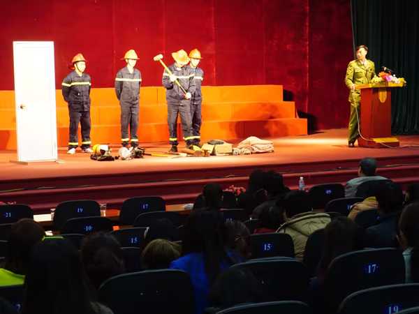 Cấp phát bình cứu hỏa xách tay cho người dân ảnh 2 Cấp phát bình cứu hỏa xách tay cho người dân ảnh 2