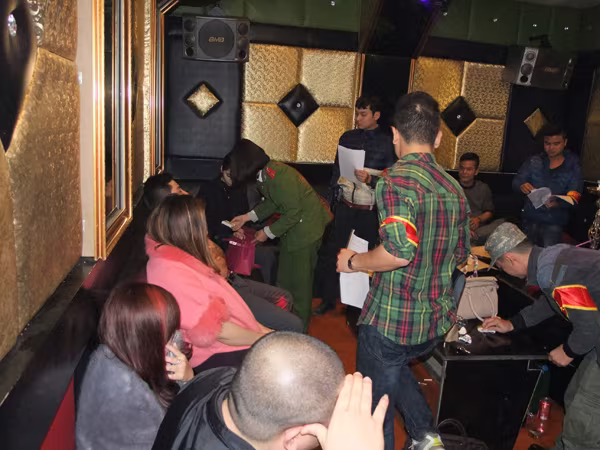 Hàng chục đôi nam, nữ điên cuồng "bay lắc" trong quán karaoke ảnh 10