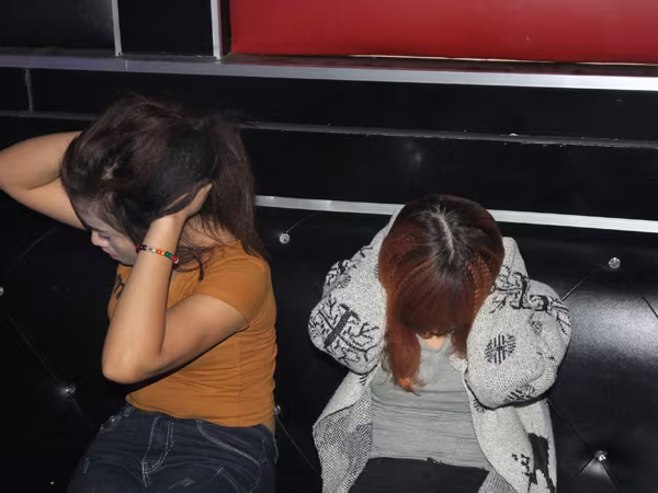 Hàng chục đôi nam, nữ điên cuồng "bay lắc" trong quán karaoke ảnh 4