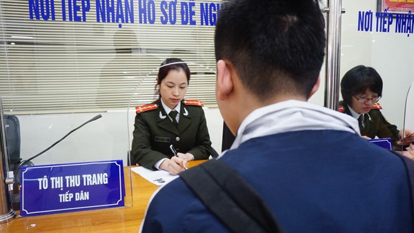 Nhiều hoạt động của tuổi trẻ Công an Thủ đô giúp đỡ người dân ảnh 3 Nhiều hoạt động của tuổi trẻ Công an Thủ đô giúp đỡ người dân ảnh 3
