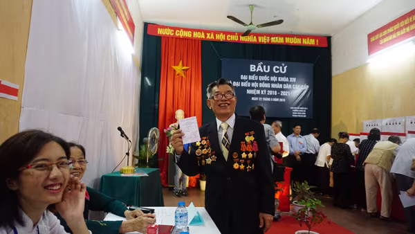 Cử tri phố cổ nô nức đi bầu cử ảnh 6 Cử tri phố cổ nô nức đi bầu cử ảnh 6