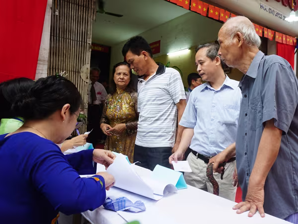 Cử tri phố cổ nô nức đi bầu cử ảnh 7 Cử tri phố cổ nô nức đi bầu cử ảnh 7