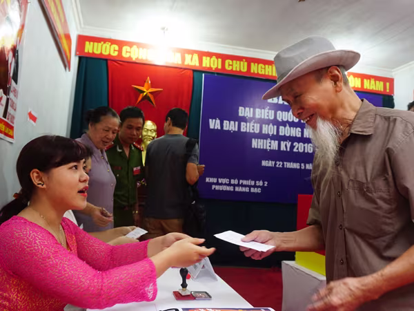 Cử tri phố cổ nô nức đi bầu cử ảnh 8 Cử tri phố cổ nô nức đi bầu cử ảnh 8