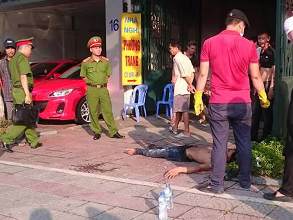 Nam thanh niên định nhào vào dòng xe ô tô do nghi "ngáo đá" ảnh 1 Nam thanh niên định nhào vào dòng xe ô tô do nghi "ngáo đá" ảnh 1