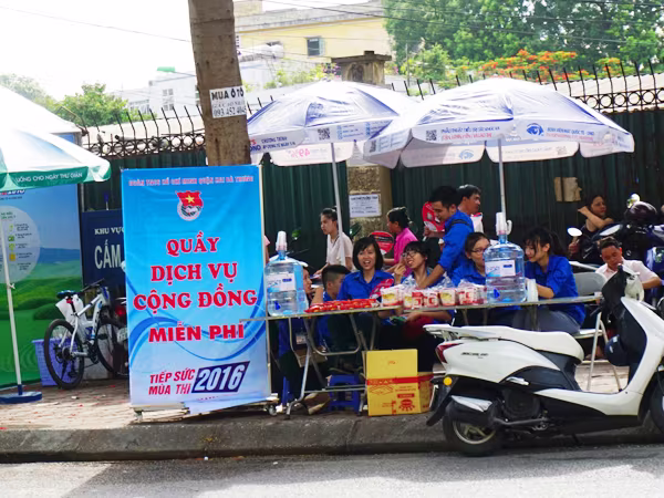 Công an quận Hai Bà Trưng trông xe miễn phí phục vụ các thí sinh ảnh 9