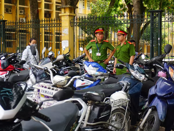 Công an quận Hai Bà Trưng trông xe miễn phí phục vụ các thí sinh ảnh 10