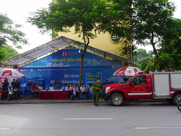 Công an quận Hai Bà Trưng trông xe miễn phí phục vụ các thí sinh ảnh 8