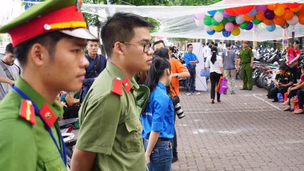 Công an quận Hai Bà Trưng trông xe miễn phí phục vụ các thí sinh ảnh 3