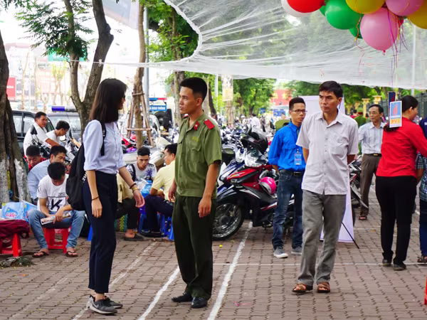 Công an quận Hai Bà Trưng trông xe miễn phí phục vụ các thí sinh ảnh 4