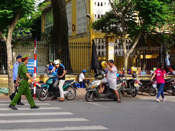 Công an quận Hai Bà Trưng trông xe miễn phí phục vụ các thí sinh ảnh 5