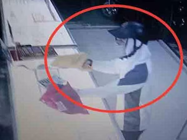 Khẩn trương truy bắt kẻ bịt mặt cướp tiệm vàng ở Nam Định ảnh 1 Khẩn trương truy bắt kẻ bịt mặt cướp tiệm vàng ở Nam Định ảnh 1