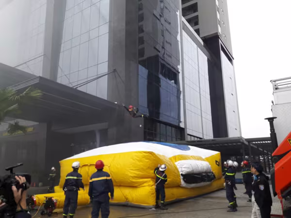 Diễn tập chữa cháy, cứu nạn người mắc kẹt trên tòa nhà cao tầng ở quận Bắc Từ Liêm ảnh 4 Diễn tập chữa cháy, cứu nạn người mắc kẹt trên tòa nhà cao tầng ở quận Bắc Từ Liêm ảnh 4