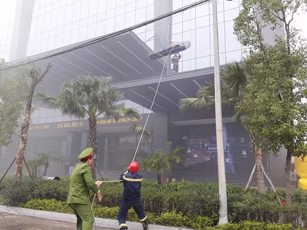 Diễn tập chữa cháy, cứu nạn người mắc kẹt trên tòa nhà cao tầng ở quận Bắc Từ Liêm ảnh 6 Diễn tập chữa cháy, cứu nạn người mắc kẹt trên tòa nhà cao tầng ở quận Bắc Từ Liêm ảnh 6