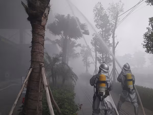 Diễn tập chữa cháy, cứu nạn người mắc kẹt trên tòa nhà cao tầng ở quận Bắc Từ Liêm ảnh 7 Diễn tập chữa cháy, cứu nạn người mắc kẹt trên tòa nhà cao tầng ở quận Bắc Từ Liêm ảnh 7