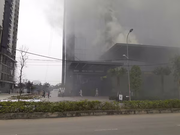 Diễn tập chữa cháy, cứu nạn người mắc kẹt trên tòa nhà cao tầng ở quận Bắc Từ Liêm ảnh 8 Diễn tập chữa cháy, cứu nạn người mắc kẹt trên tòa nhà cao tầng ở quận Bắc Từ Liêm ảnh 8