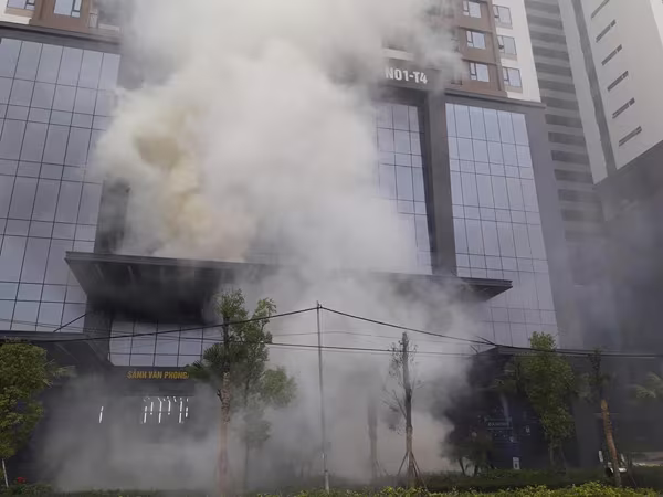 Diễn tập chữa cháy, cứu nạn người mắc kẹt trên tòa nhà cao tầng ở quận Bắc Từ Liêm ảnh 2 Diễn tập chữa cháy, cứu nạn người mắc kẹt trên tòa nhà cao tầng ở quận Bắc Từ Liêm ảnh 2