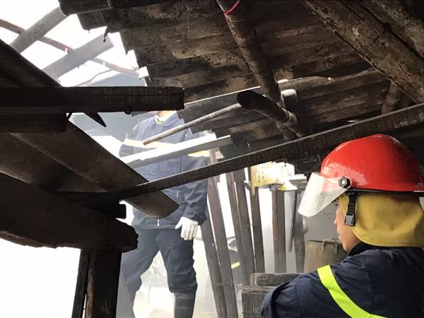 Cháu bé đun cám, bất cẩn gây cháy trại chăn nuôi lợn? ảnh 4